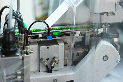 Fully-automatic seal assembly in the crimping process