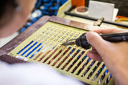 Manual THT-Soldering of wires